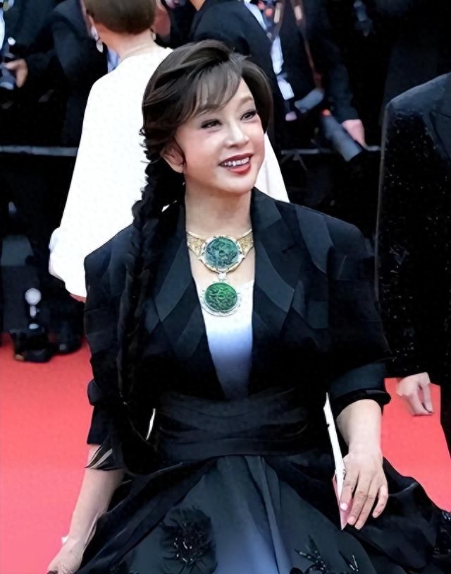 75岁刘晓庆遭双重造谣！被传凌晨离世、有8个男友，真相太气人