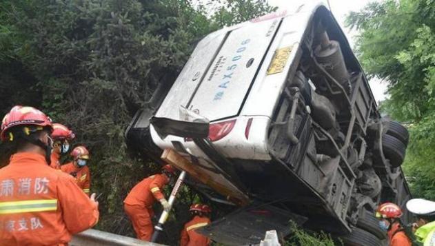 网红明星热点近期,_河南新乡防汛救灾 紧急救援通道 网红明星涌入